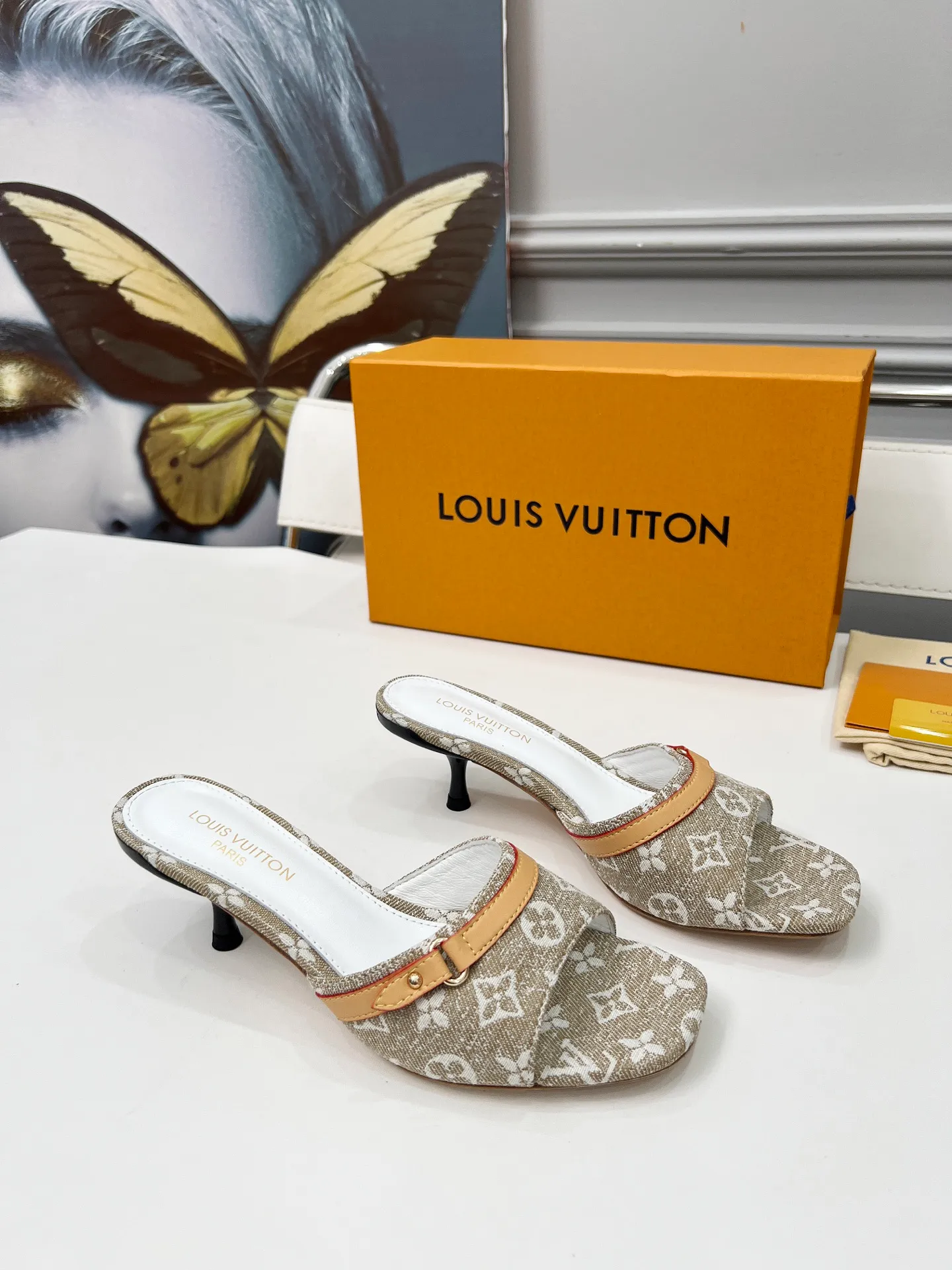 👟👟Ex-factory price 440👟👟 LV new denim kitten heel slippers 2025 summer must-have for goddesses, original replica, super comfortable on the feet. Show off the queen's temperament, the heel height is 9.5CM, which shows your temperament without being tiring. Leather outsole. Standard code: 35-42 (41 and 42 codes are customized, non-returnable and non-exchangeable)
